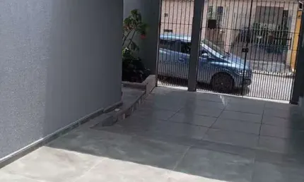 Casa com 03 dormitórios com 02 vagas de garagem no bairro Jardim Bonifácio