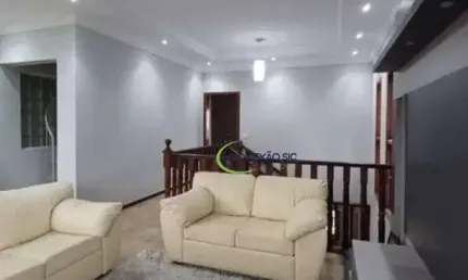 Sobrado em condomínio fechado com 5 dormitórios e 4 suítes e churrasqueira e vaga de garagem