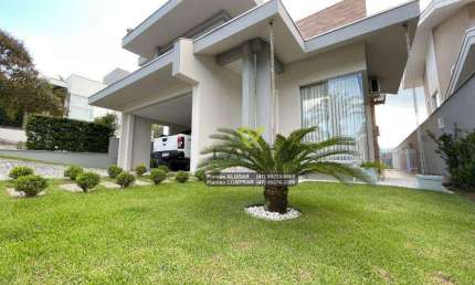 Esta soberba residência de alto padrão, parcialmente mobiliada, apresenta uma série de atributos que a tornam uma verdadeira joia no mercado imobiliár