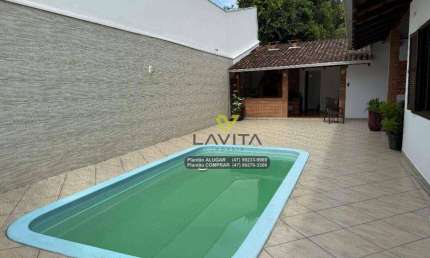 Belíssima residência com piscina no Bairro Ponta Aguda