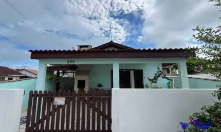 CASA NO BALNEÁRIO NEREIDAS: 2 DORMITÓRIOS, CHURRASQUEIRA E GARAGEM COBERTA A APENAS 3 QUADRAS DA PRAIA