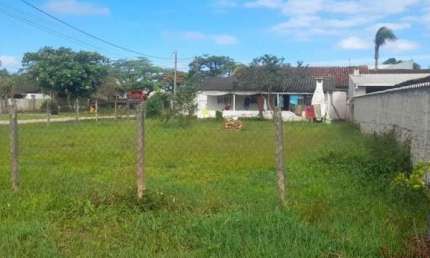 CASA COM AMPLO TERRENO DE ESQUINA BALNEÁRIO COROADOS