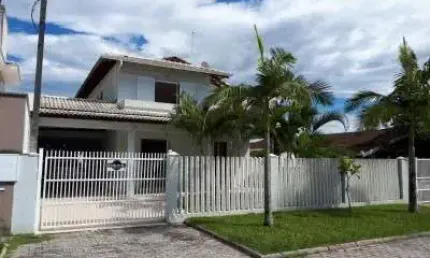 Maravilhoso sobrado com 4 quartos, piscina e amplo terreno.