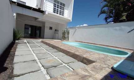SOBRADO NO BAIRRO NEREIDAS: A 1 QUADRA DO MAR COM PISCINA E CHURRASQUEIRA!