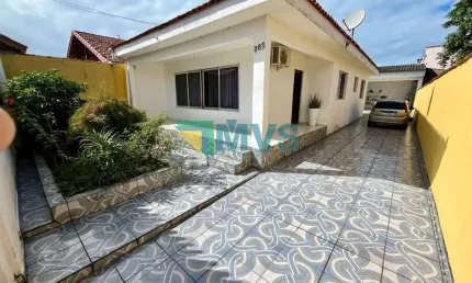 Casa à venda em Itanhaém-SP, no Balneário Gaivotas: 2 quartos, 2 salas, 1 banheiro, 5 vagas de garagem, 140m². Imperdível!