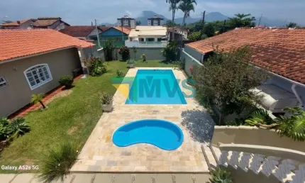 Imperdível Casa à Venda em Peruíbe-SP no Balneário São João Batista: 5 Quartos, 2 Suítes, 3 Salas, 4 Banheiros, 8 Vagas, 200m² de Área!