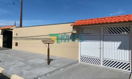 Imperdível casa à venda em Itanhaém-SP, Jardim Grandesp: 4 quartos, 2 suítes, 3 salas e 4 vagas!