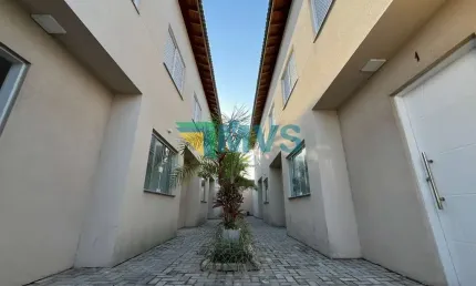 Residência de alto padrão em condomínio à venda em Itanhaém-SP, Gaivotas: 2 quartos, 2 suítes, 2 salas, 2 banheiros, 1 vaga, 72m²!