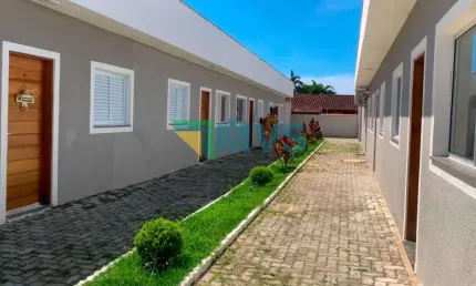 Casa à venda em Itanhaém-SP, bairro Cibratel 2: 2 quartos, 2 salas, 1 banheiro, 1 vaga de garagem - 52m² de área.