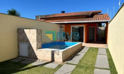 Imperdível: Casa à venda em Itanhaém-SP, Jardim Guacyra! 2 quartos, 1 suíte, 74m², 2 salas, 2 banheiros, 3 vagas de garagem.