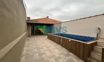 Imperdível oportunidade: Casa à venda em Itanhaém-SP, Jardim Jamaica! 2 quartos, 1 suíte, 2 salas, 3 vagas de garagem. 72m².