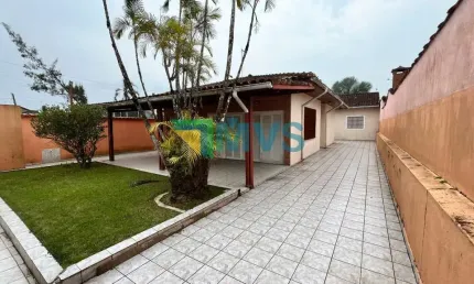 Casa à venda em Itanhaém-SP, no Jardim Jamaica: 3 quartos, 2 suítes, 2 salas, 3 banheiros, 4 vagas e 128m² de área!