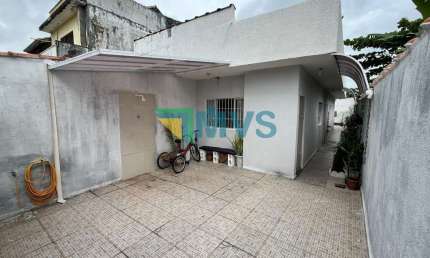 Imperdível! Casa à venda em Itanhaém-SP, no Balneário Tupy. 2 quartos, 2 salas, 1 banheiro, 2 vagas de garagem. Confira!