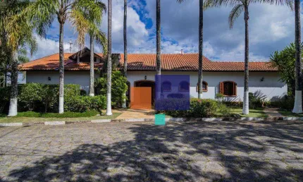 Casa Alto Padrão 07 suítes, Piscina, Churrasqueira em condomínio - Vende em Serra Negra