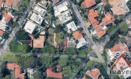 'Já imaginou construir a casa dos seus sonhos no bairro mais valorizado da cidade de São Paulo ?  Terreno de 835m2 no Jardim Europa, próximo ao parque