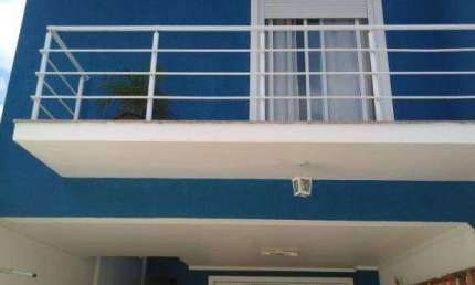 Oportunidade, estuda permuta, casa assobradada nova, com 3 suites amplas, a master com closet e varanda, todos repletos de armários, escritorio , esca