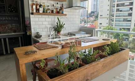 Apartamento com 2 suítes e varanda gourmet na Aclimação