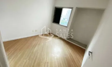 Apartamento -  3 quartos sendo 1 suíte e tem 2 vagas de garagem.