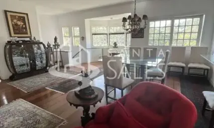 Casa em condomínio fechado, com apenas oito casas, 420 m², 3 vagas.