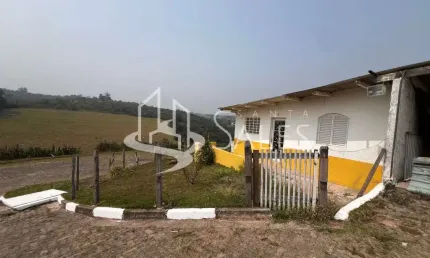 Casa para locação temporada com 2 quartos, 1 sala e 5 vagas de garagem em Alumínio-SP: confira!