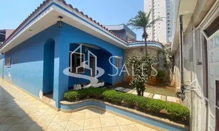 Casa térrea  com terreno de 400m², 3 suítes, quintal amplo e área de lazer com churrasqueira.