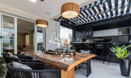 Luxuosa mansão de 4 suítes e 4 salas na Chácara Santo Antônio: a casa dos seus sonhos em São Paulo!
