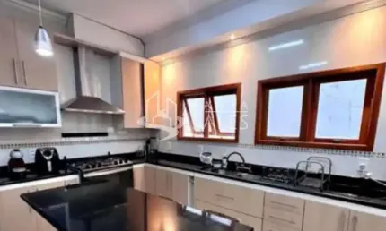 Imperdível casa à venda em São Paulo-SP, bairro Vila Irmãos Arnoni! 3 quartos, 1 suíte, 2 salas, 2 banheiros, 2 vagas, 298m²