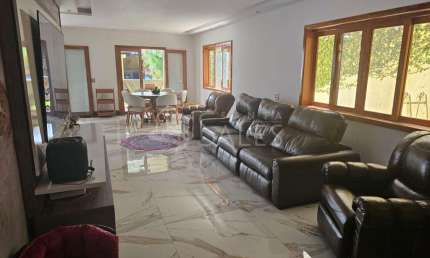 Casa de luxo com 5 quartos e 3 suítes no Butantã, São Paulo: 330m², 2 salas, 8 banheiros e 3 vagas.