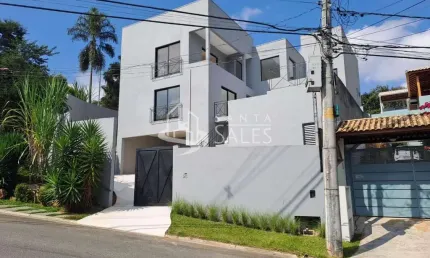 Casa à venda em Carapicuíba-SP, Chácara Moinho Velho: 3 quartos, 3 suítes, 3 salas, 5 banheiros, 2 vagas e 500m² de área.