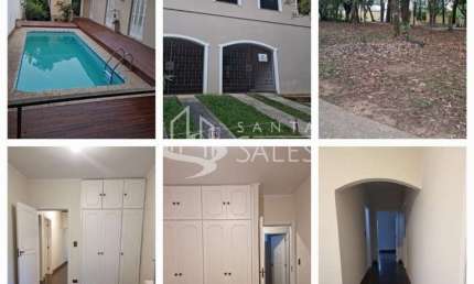 Espaçosa casa residencial em frente à Praça Hélio Smidt. Piscina, chuurrasqueira, 4 grandes quartos de frente para piscina. comodamente 6 vagas