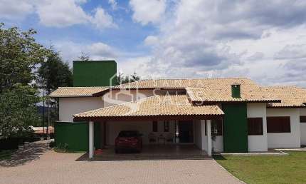 Chácara em condomínio de luxo em Mairinque-SP: 2 quartos, 2 suítes, 2 salas, 3 banheiros, 3 vagas de garagem, 424m².