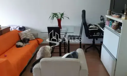 Kitnet reformada com uma vaga de garagem e repleta de armários embutidos.