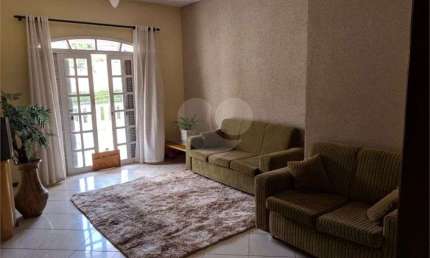 Sobrado com 3 quartos à venda em Campo Comprido - PR