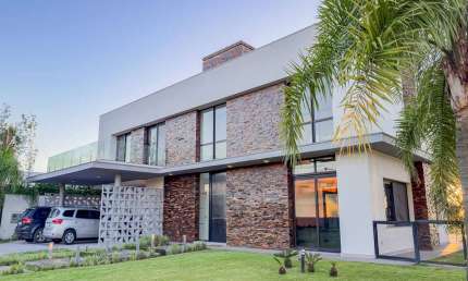 Casa em condomínio fechado com 5 quartos à venda na Avenida Juca Batista, 8000, Belém Novo, Porto Alegre por R$ 4.950.000