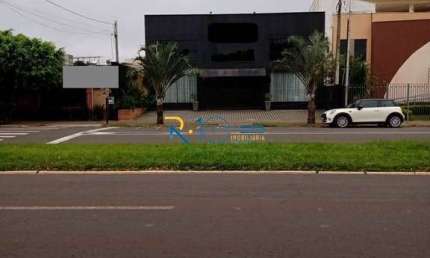 Salão Comercial a Venda  ,Terreno de 750 M ²  e  910 M² de construção  .