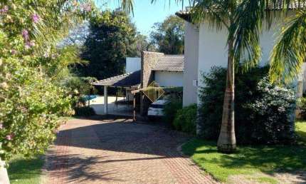 CASA MOBILIADA EM CONDOMINIO COM 05 QUARTOS SENDO 01 SUÍTE, PISCINA E CHURRASQUEIRA