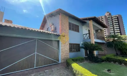 Sobrado à venda, 3 quartos, 1 suíte, com piscina, Centro - Toledo/PR