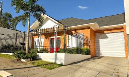 **CASA ALTO PADRÃO COM 02 SUÍTES E 01 QUARTO - JARDIM PANCERA - TOLEDO-PR**