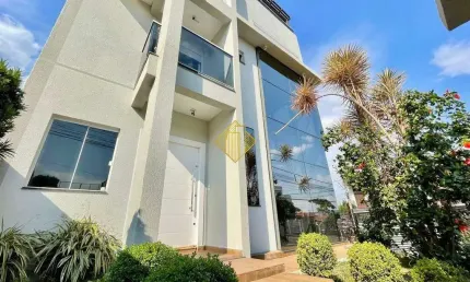Sobrado triplex para locação com piscina no centro de toledo - paraná