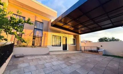 Casa ampla com excelente espaço de lazer, com 500m² de terreno: