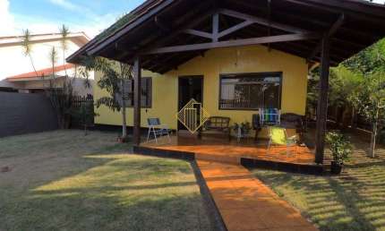 Casa de esquina no Centro Marechal Candido Rondon, próximo a prefeitura, colégio.