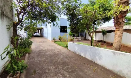 CASA COM AMPLA SOBRA DE TERRENO, PRÓXIMO AO CENTRO, PRÓXIMO A ESCOLA FARMACIA, TOLEDO - PR