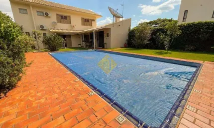 Sobrado com piscina e ampla sobra de terreno no Jardim Porto Alegre.