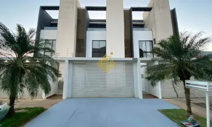 ** sobrado com 02 suítes, semi mobiliado, 02 vagas de garagem, no jardim gisela - toledo/ pr **