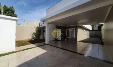 Casa com duas suites e 6 vagas próximo a Univel com sobra de terreno bairro Santa Cruz Cascavel Pr