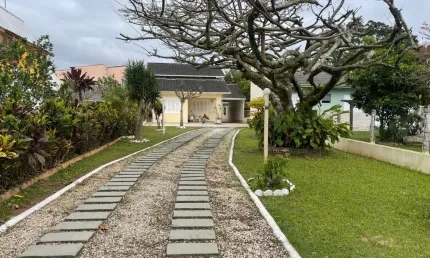 Casa à venda na Praia dos Ingleses, rua larga, calçada, 300 metros da praia!