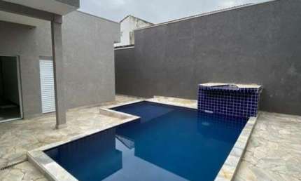 OPORTUNIDADE - CASA TERREA - 3 DORMITORIOS -SENDO 3 SUITES -COM PISCINA !