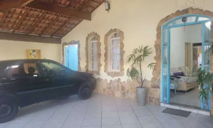 VENDO CASA COM 04 DORMITÓRIOS, SUÍTE, ÁREA GOURMET COM CHURRASQUEIRA E 04 VAGAS DE GARAGEM.