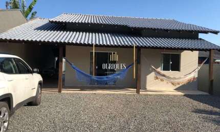 Casa padrão em Itapoá com 3 quartos estando a 500m da praia.