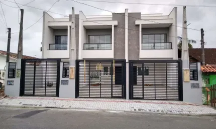 Excelente sobrado geminado com 105m², possui 3 quartos e 2 vagas.